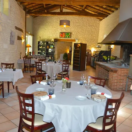 Logis Insolites Et Restaurant Domaine Du Seudre * Saint-Germain-du-Seudre